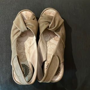 FLY LONDON Yakin wedges in Khaki.